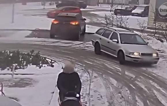 Автоледи против парковочного барьера: видео